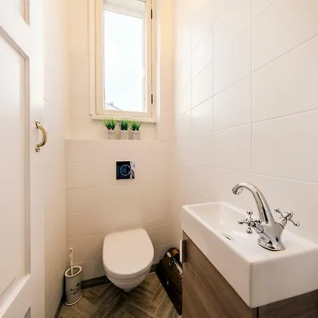 Apartman Modern History