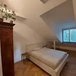 Apartman Modern History