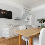 Modern History Apartman