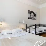 Apartman Modern History